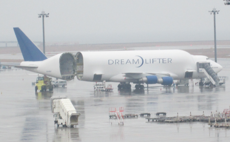 Dream Lifter 胴体開き状態
